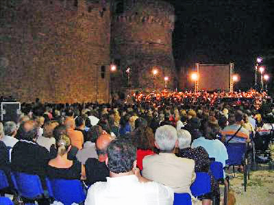 OFFF-09-I-fossati-del-Castello-che-ospitano-la-manifestazione.jpg